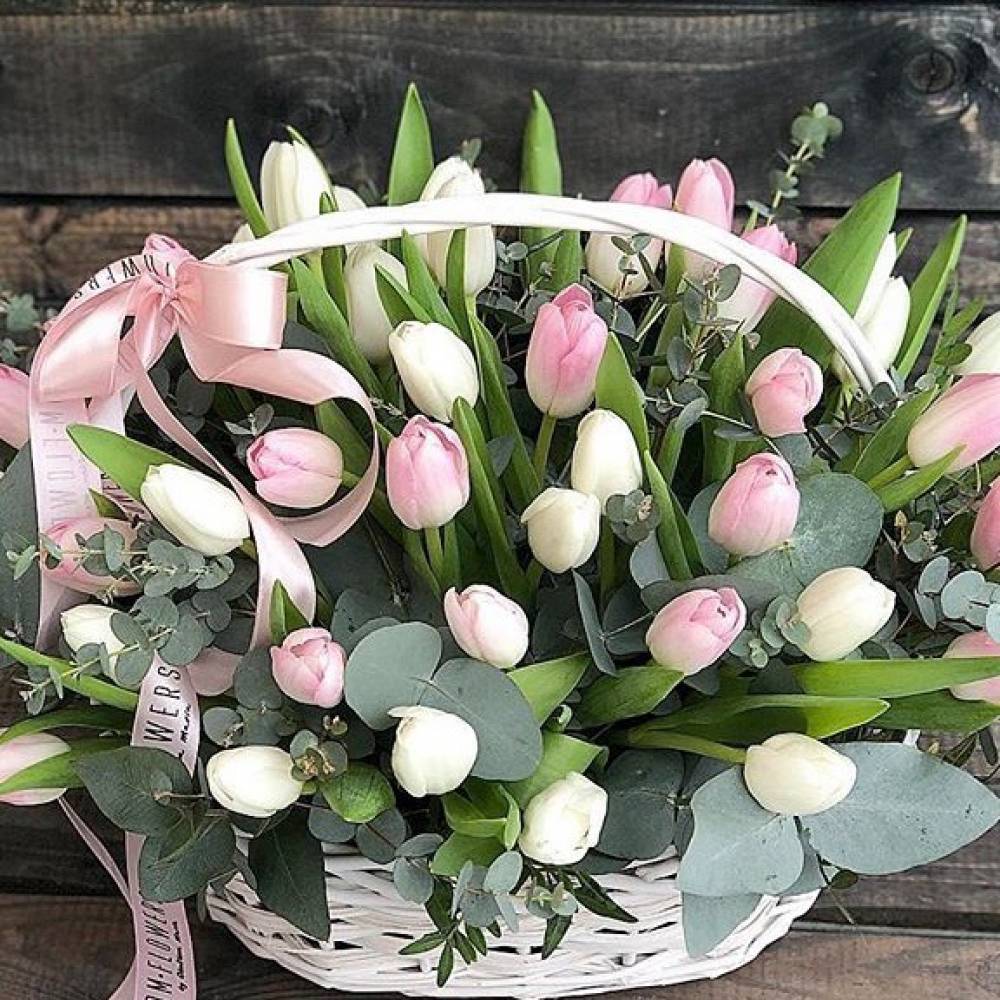 Белые тюльпаны в корзине