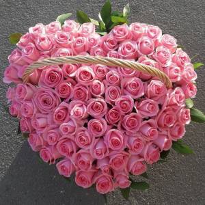 Корзина 101 розовая роза в форме сердце R1956