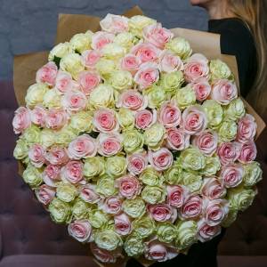 Букет 101 роза белая и розовая с оформлением R1962