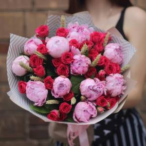 Сборный букет пионы и красные кустовые розы R502