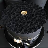 Коробка 101 черная роза с одной золотой R827
