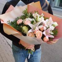 Сборный букет лилии с пионовидной розой R1508