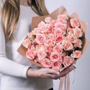 Букет 15 розовых кустовых роз в крафте R599